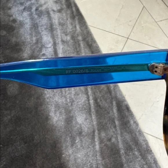 FENDI Stylish Tortoiseshell Sunglasses - Picture 4 of 6